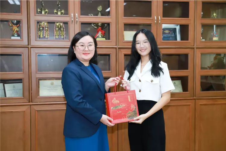 Jinbu แสดงความยินดีกับนักเรียนจากโรงเรียนสตรีวิทยา ๒ ที่ได้รับทุนเรียนต่อจีน