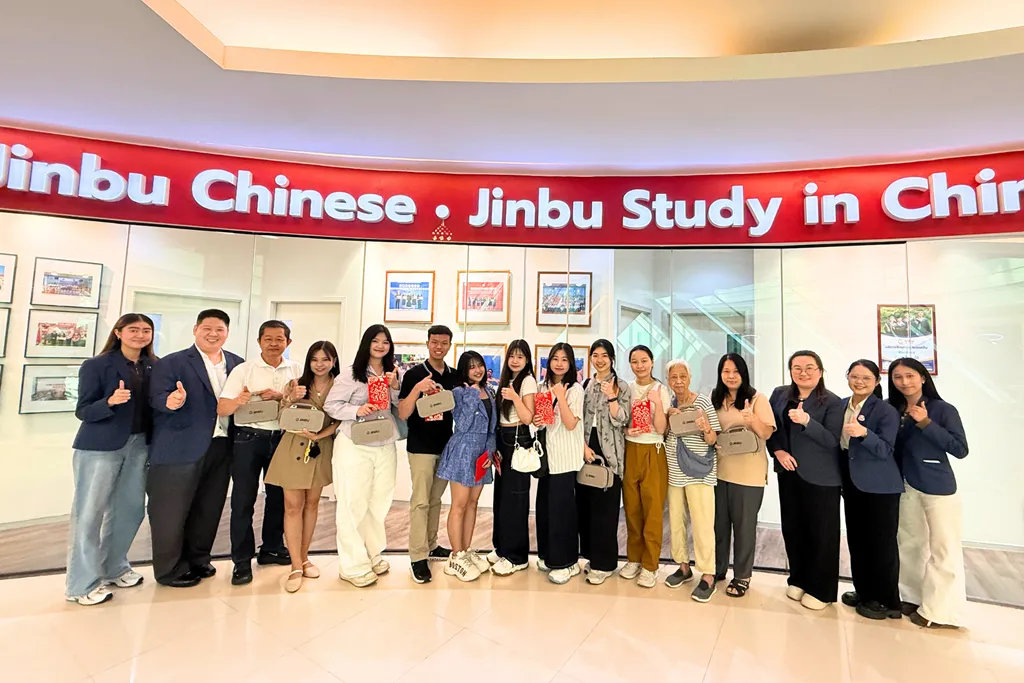 นักศึกษา Jinbu และผู้ปกครองเข้าร่วมกิจกรรม Tea Talk ณ สำนักงาน Jinbu