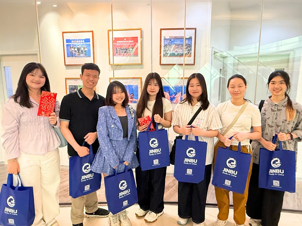 ผู้เข้าร่วมกิจกรรมถ่ายภาพหมู่ร่วมกันในกิจกรรม Tea Talk