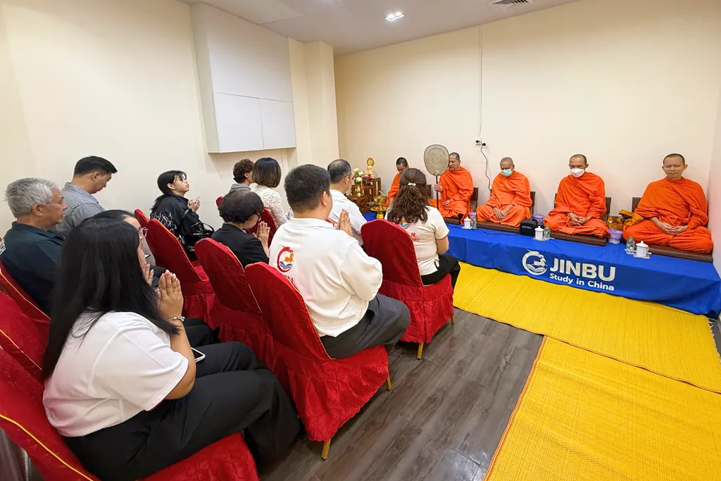 พระสงฆ์ประกอบพิธีทำบุญเปิดสำนักงานใหม่ Jinbu ณ จามจุรีสแควร์