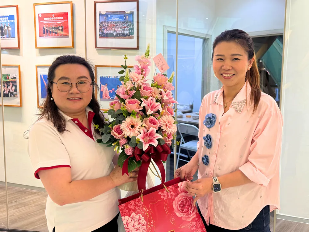 ผู้บริหาร Jinbu ได้รับดอกไม้และของที่ระลึกในพิธีเปิดสำนักงานใหม่