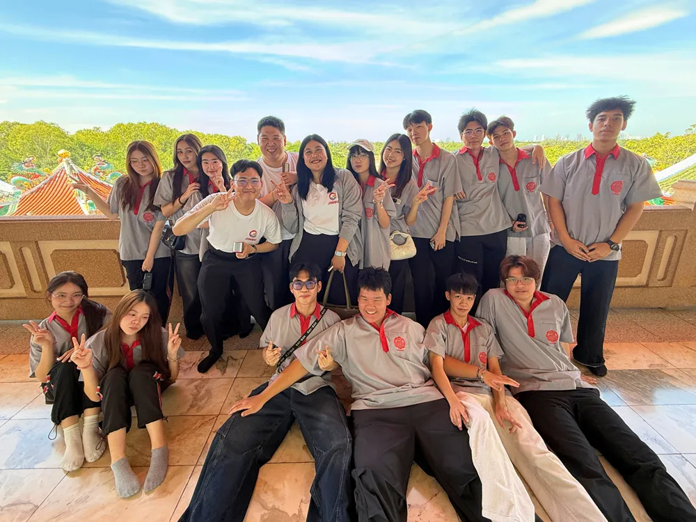 นักเรียนถ่ายภาพหมู่ร่วมกันในกิจกรรมค่ายภาษาและวัฒนธรรมจีน ณ จังหวัดชลบุรี