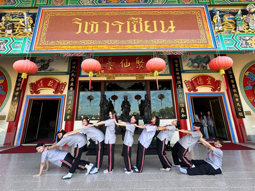 นักเรียนทำกิจกรรมกลุ่มหน้าวิหารเซียน อเนกกุศลศาลา จังหวัดชลบุรี