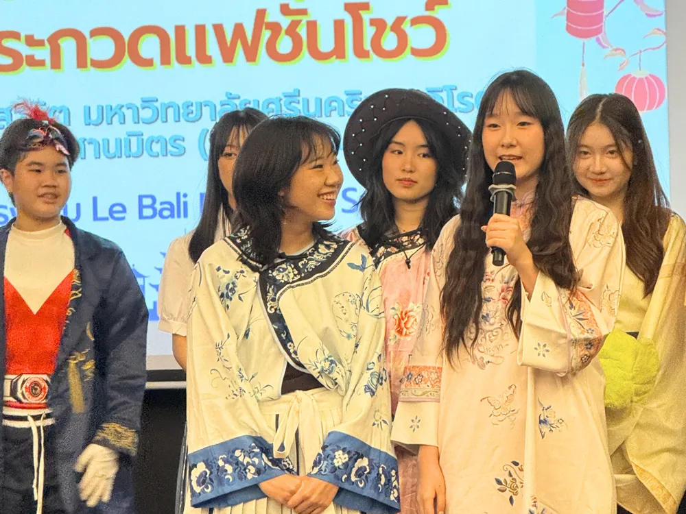 นักเรียนร่วมประกวดแฟชั่นโชว์ในกิจกรรมค่ายภาษาและวัฒนธรรมจีน