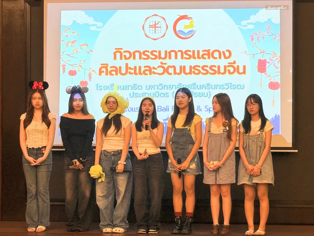 นักเรียนหญิงนำเสนอการแสดงศิลปะและวัฒนธรรมจีนบนเวที