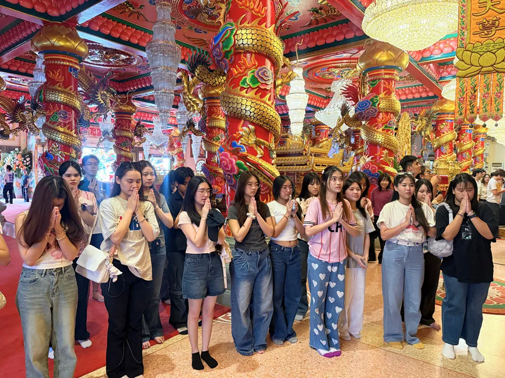นักเรียนร่วมกิจกรรมสวดมนต์และเรียนรู้วัฒนธรรมจีนในวัดจีนโบราณ