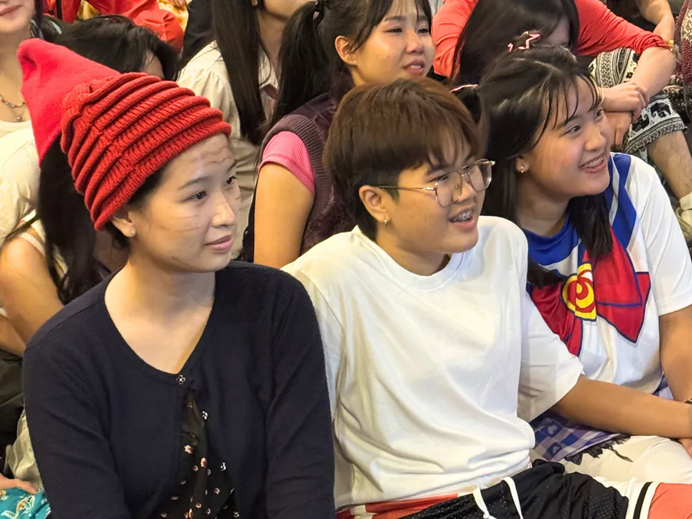 นักเรียนเข้าร่วมกิจกรรมกลุ่มเชิงสร้างสรรค์ในค่ายภาษาและวัฒนธรรมจีน