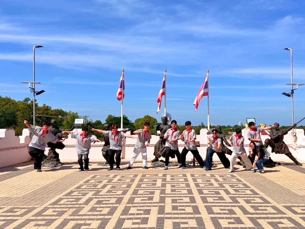 นักเรียนถ่ายภาพหมู่ในกิจกรรมค่าย Jinbu ณ สถานที่ท่องเที่ยวเชิงวัฒนธรรม