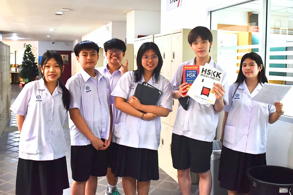 นักเรียนไทยถือคู่มือเตรียมสอบ HSK และ HSKK หน้าศูนย์สอบ HSK Jinbu