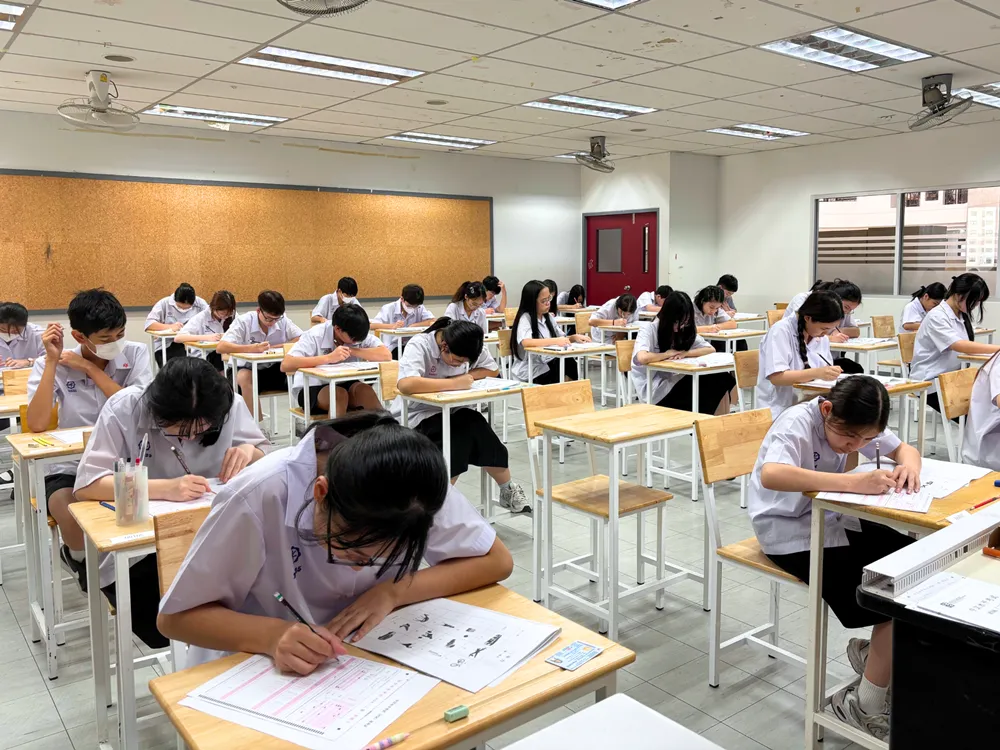 ผู้เข้าสอบทำข้อสอบวัดระดับความรู้ภาษาจีนมาตรฐานสากล HSK 3.0