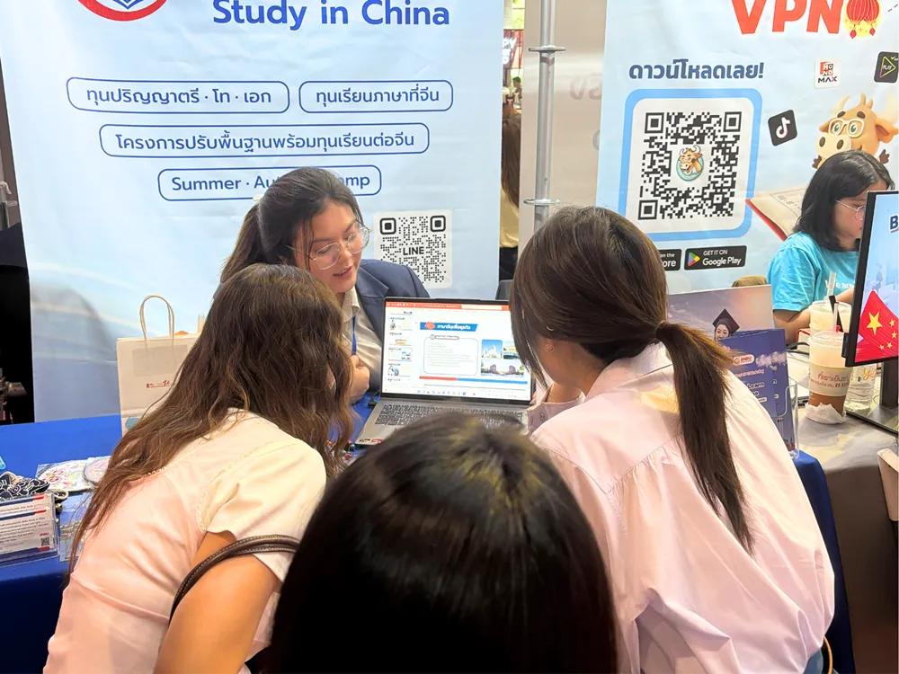 บูธแนะแนวการศึกษาจากมหาวิทยาลัยชื่อดังในจีนกว่า 30 แห่ง ภายในงาน Jinbu China Fair 2026