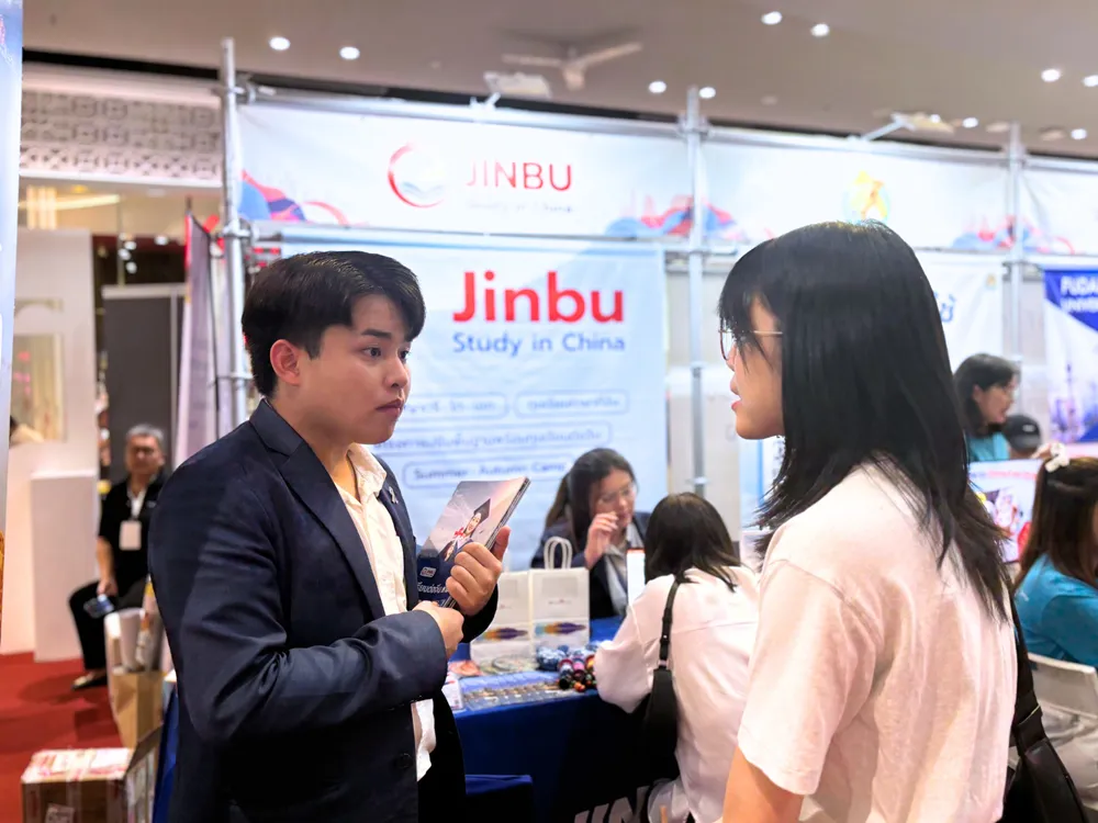 เจ้าหน้าที่ให้คำปรึกษาเรื่องทุนการศึกษาและเกณฑ์การรับสมัครแก่ผู้เข้างาน