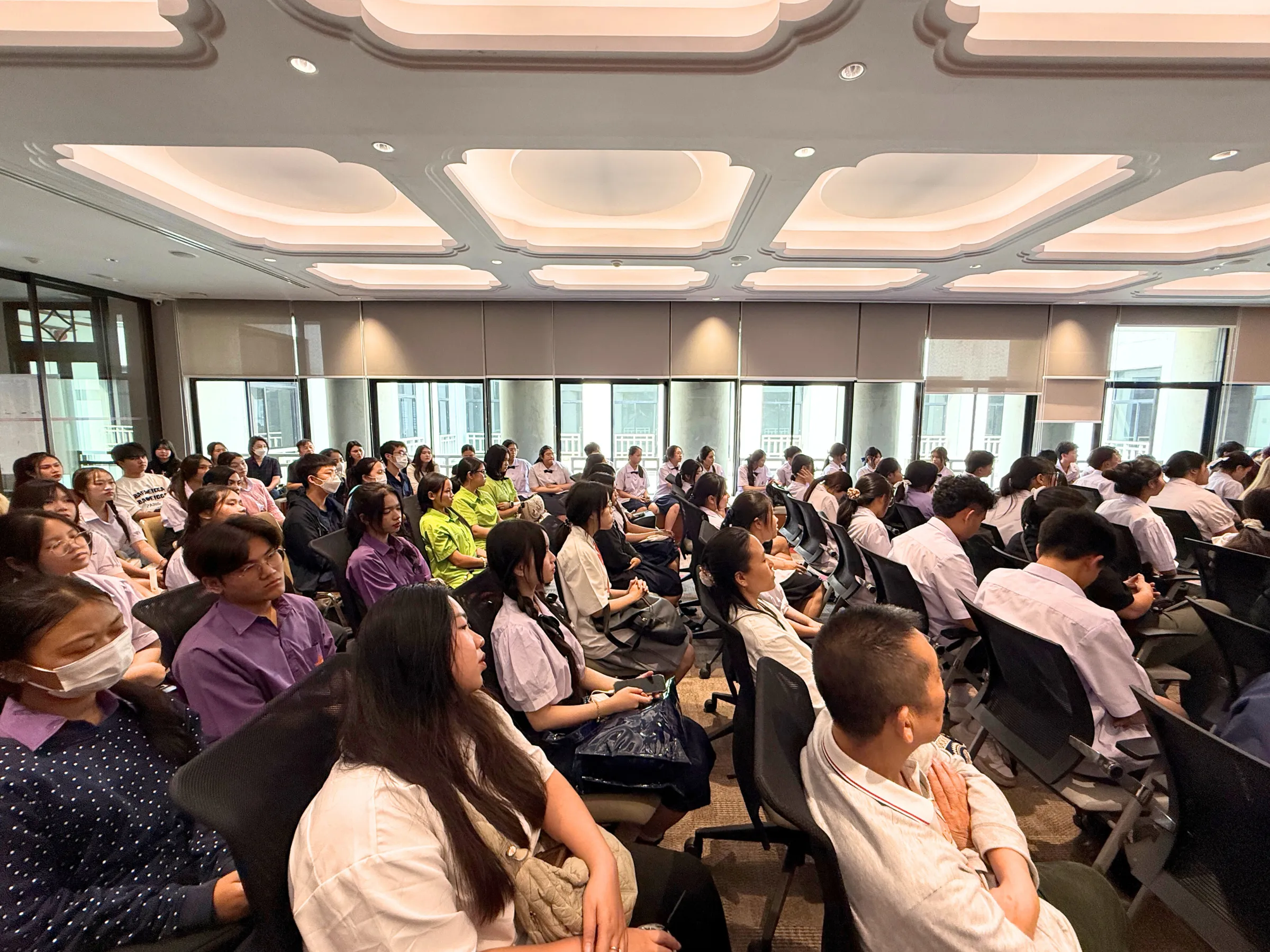 นักเรียนและผู้เข้าร่วมงานฟังบรรยายเกี่ยวกับการศึกษาต่อมหาวิทยาลัยปักกิ่ง
