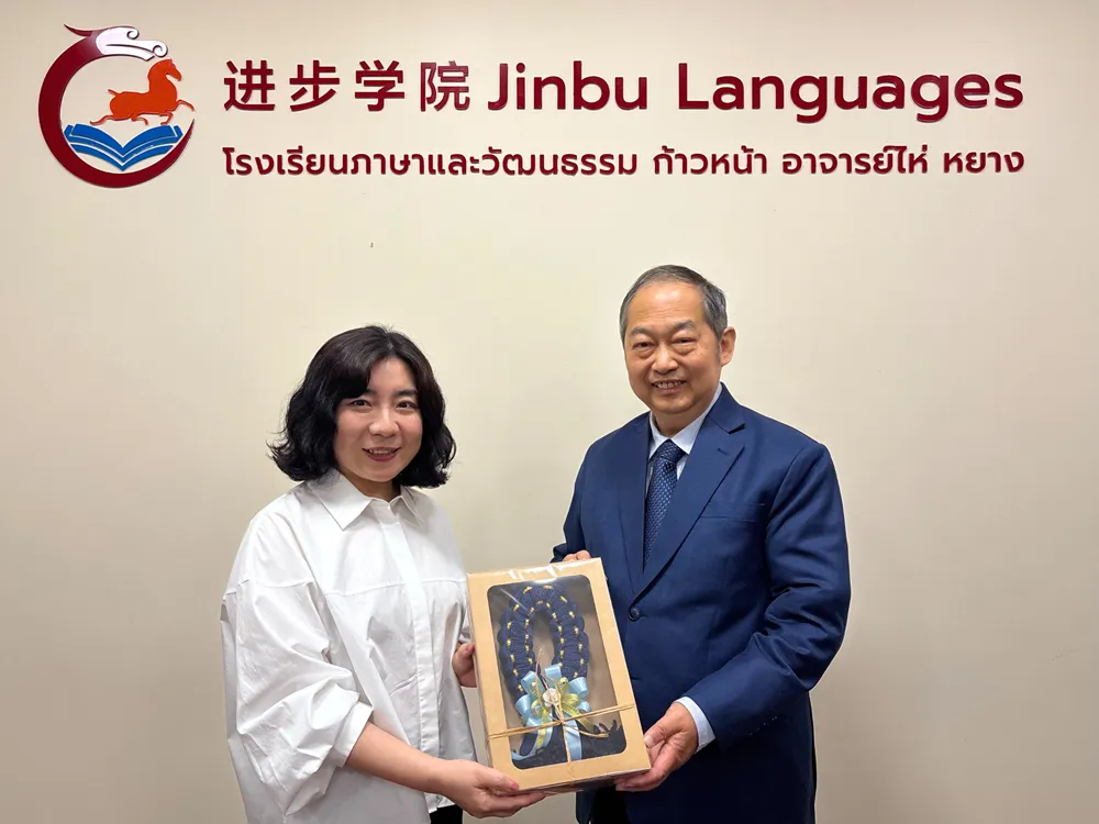 ผู้บริหาร Jinbu มอบของที่ระลึกในพิธีลงนามความร่วมมือทางการศึกษา