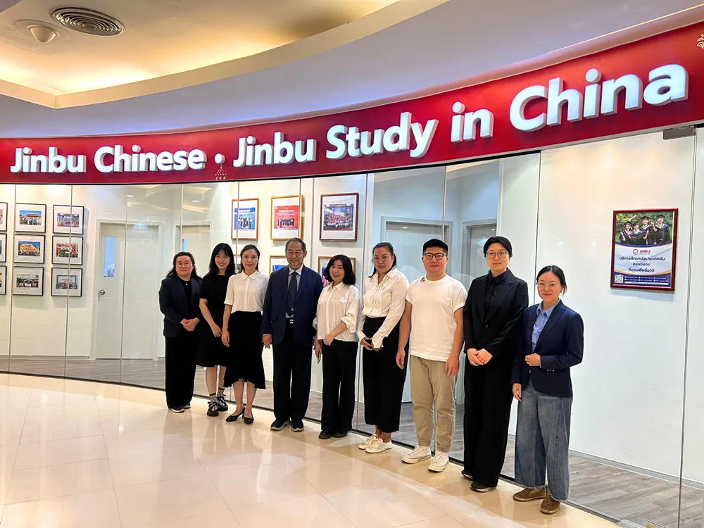 คณะทำงาน Jinbu Chinese • Jinbu Study in China ถ่ายภาพหมู่หน้าสำนักงาน
