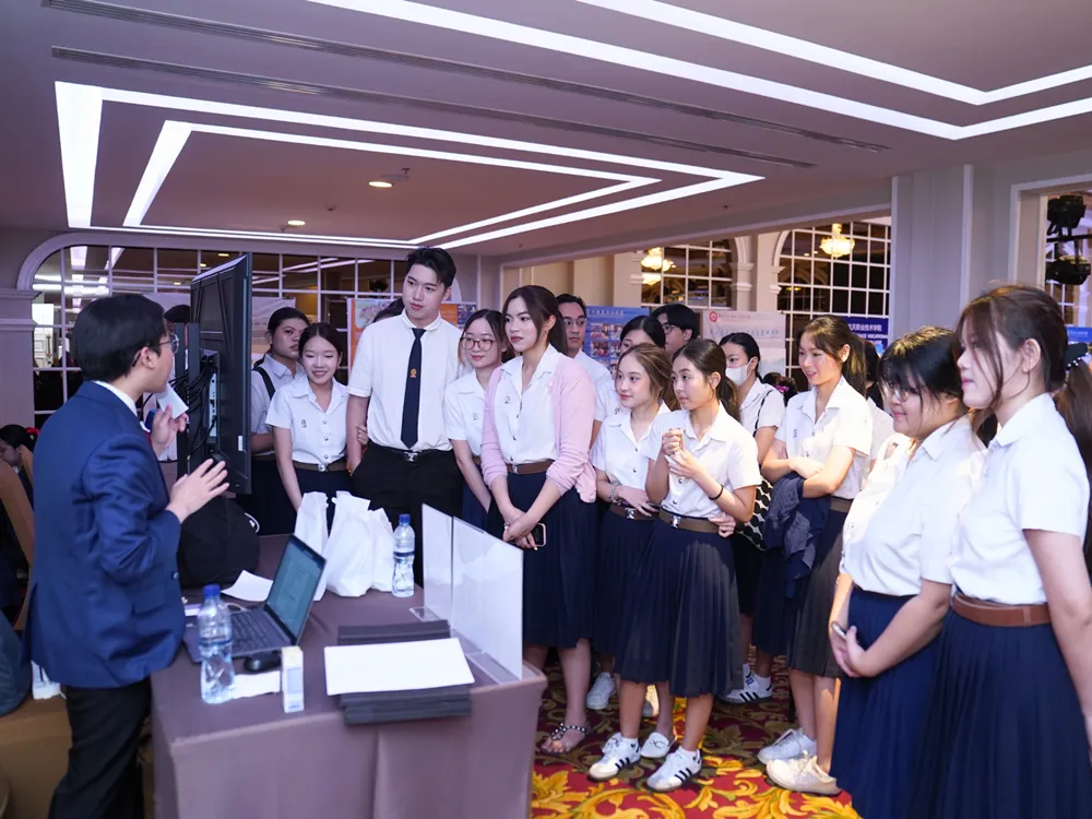 บรรยากาศบูธแนะแนวการศึกษาต่อ นักเรียนไทยรับข้อมูลจากเจ้าหน้าที่มหาวิทยาลัยจีน