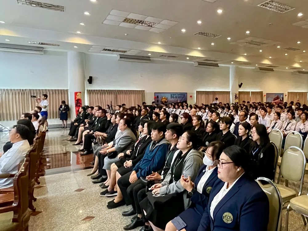 ผู้เข้าร่วมงานนั่งฟังพิธีเปิดศูนย์การเรียนรู้จีน–ไทยในหอประชุมใหญ่