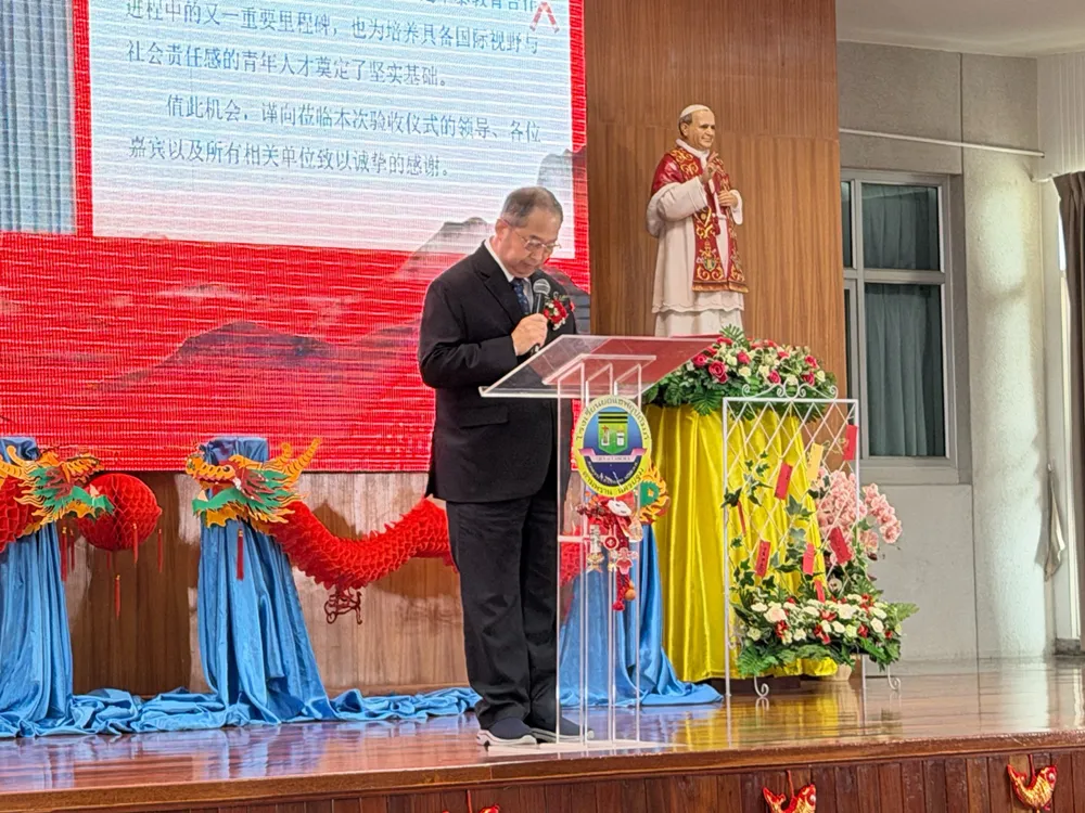 ผู้บริหารกล่าวสุนทรพจน์บนเวทีพิธีเปิดศูนย์การเรียนรู้มิตรภาพจีน–ไทย