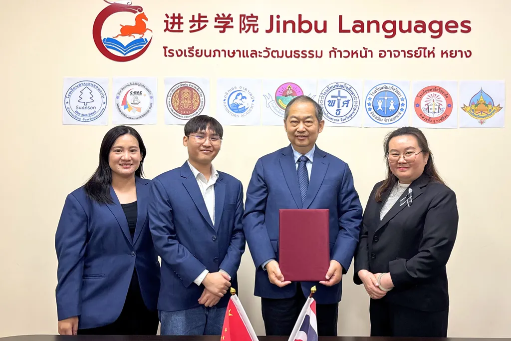 ผู้บริหาร Jinbu และตัวแทนสถานศึกษาไทย–จีน ร่วมลงนาม MOU ถือเอกสารอย่างเป็นทางการ