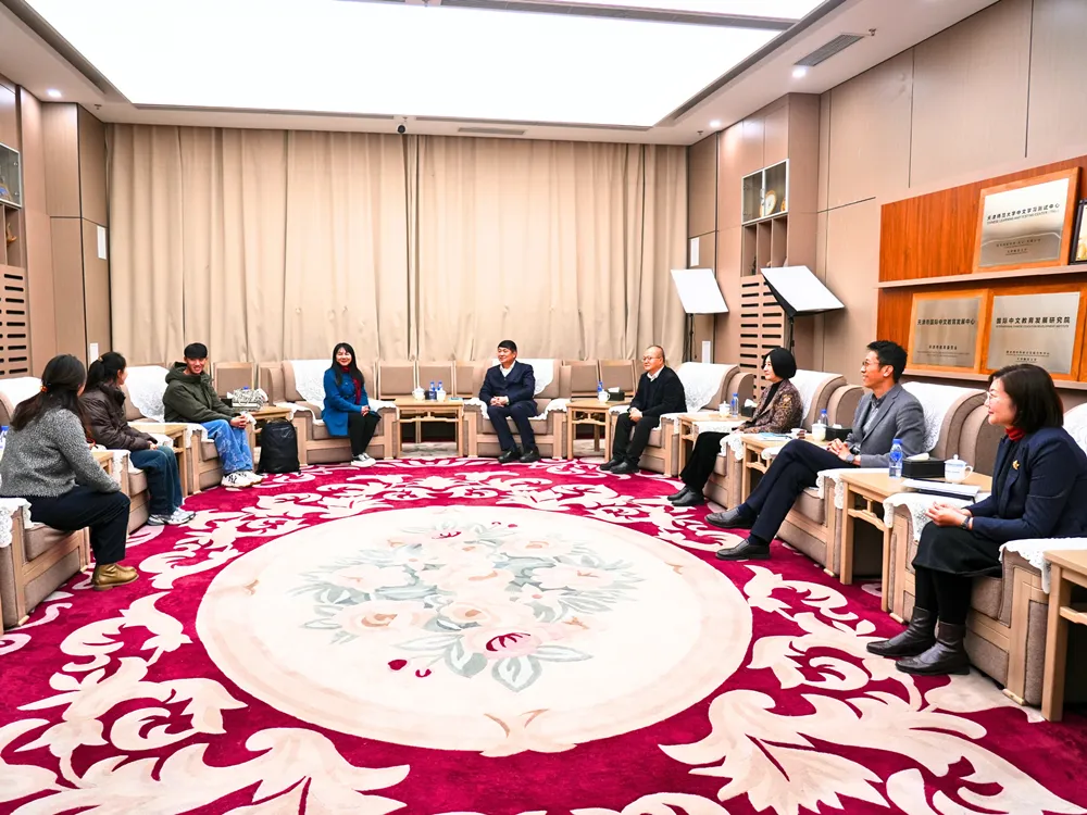 ผู้แทน Jinbu เข้าพบผู้บริหารมหาวิทยาลัย Tianjin Normal University ในห้องประชุมใหญ่