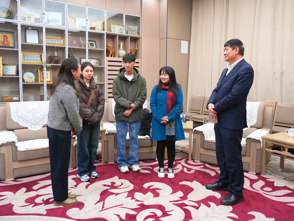 ผู้แทน Jinbu เข้าพบผู้บริหารมหาวิทยาลัย Tianjin Normal University ในห้องประชุมใหญ่