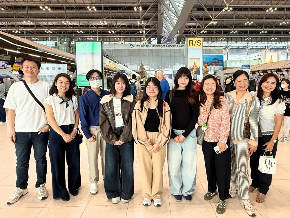 กลุ่มนักเรียนและผู้ปกครองถ่ายภาพหมู่ในสนามบิน ก่อนเดินทางไปศึกษาต่อประเทศจีน