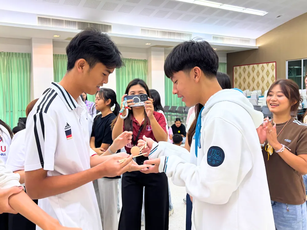 นักเรียนไทยร่วมกิจกรรมละลายพฤติกรรม เล่นเกมถือช้อนวางลูกบอลใน Jinbu Chinese Camp ณ โรงเรียนอัสสัมชัญศรีราชา