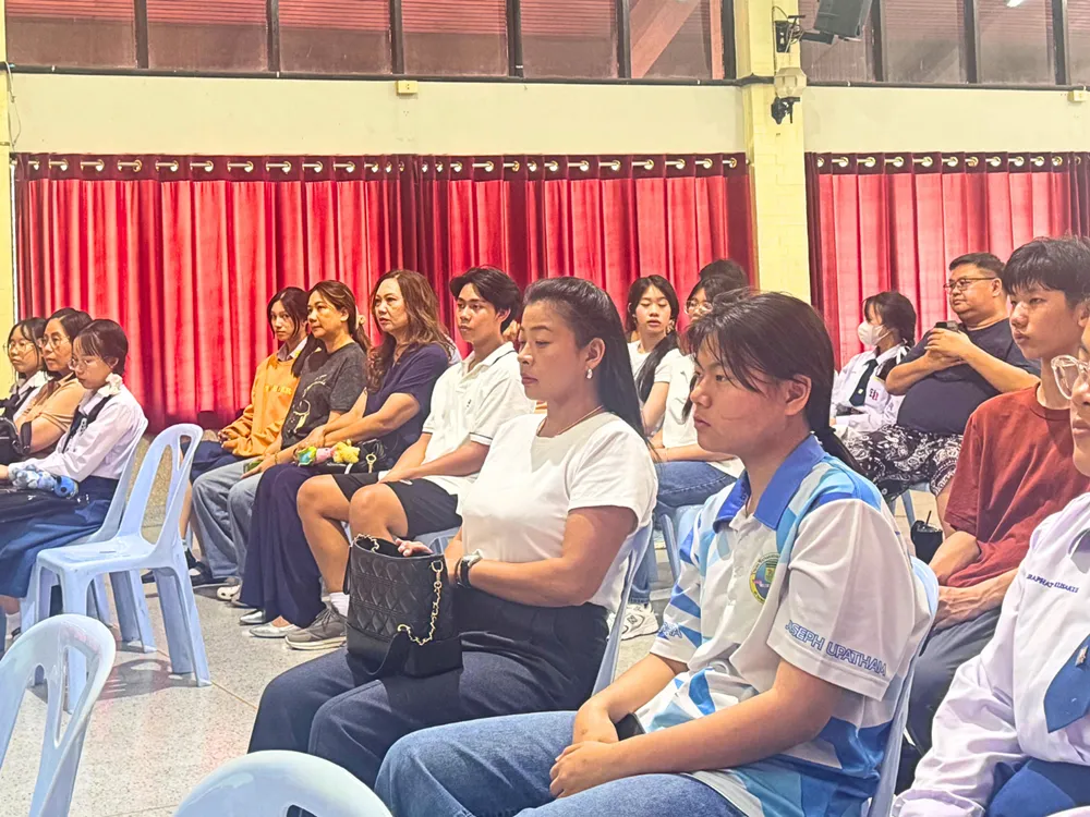 ผู้เข้าร่วมกิจกรรมปฐมนิเทศ Summer Camp in China @Chongqing นั่งฟังบรรยายในห้องประชุม ระหว่างวันที่ 16–30 เมษายน 2569