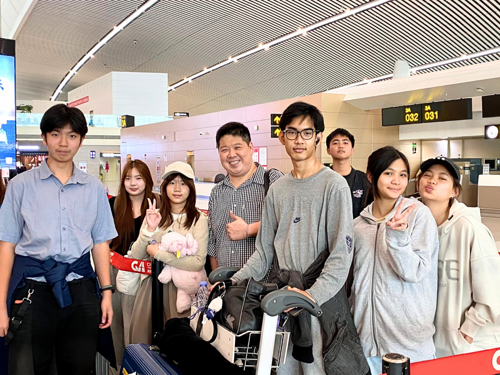 นักเรียน Jinbu ถ่ายภาพหมู่ที่สนามบินจีน ใกล้เคาน์เตอร์เช็กอินและป้าย Gate 031–032