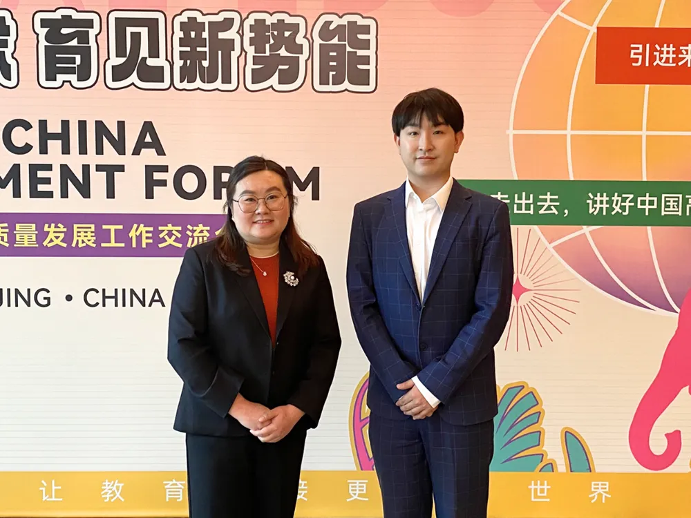 ผู้แทน Jinbu ถ่ายภาพหน้าฉากงาน China Development Forum 2026 ณ กรุงปักกิ่ง ประเทศจีน