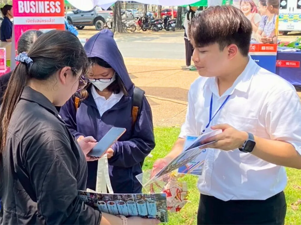 ครูแนะแนว Jinbu แจกเอกสารข้อมูลการศึกษาต่อประเทศจีนให้แก่นักเรียนและผู้สนใจ