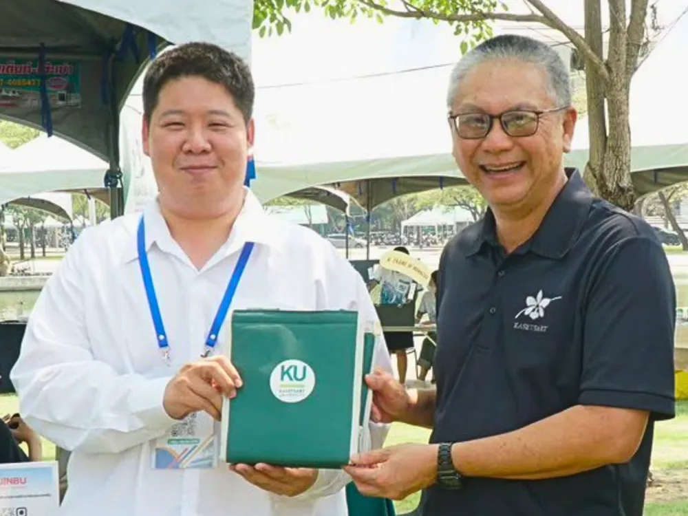 ผู้แทนมหาวิทยาลัยเกษตรศาสตร์และทีมงาน Jinbu ร่วมถ่ายภาพในงานแนะแนวการศึกษา KU-KPS