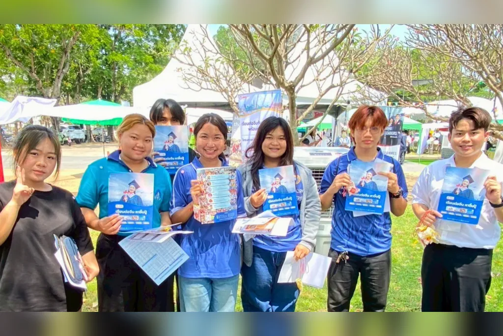 นักเรียนไทยถือโบรชัวร์ประชาสัมพันธ์การศึกษาต่อปริญญาตรีในประเทศจีน ภายในงานแนะแนวการศึกษา