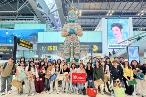 นักเรียนไทยกลุ่มใหญ่ถ่ายภาพหน้ารูปปั้นยักษ์สนามบินสุวรรณภูมิ ก่อนเดินทางเข้าร่วมโครงการ Live & Learn in China กับ Jinbu