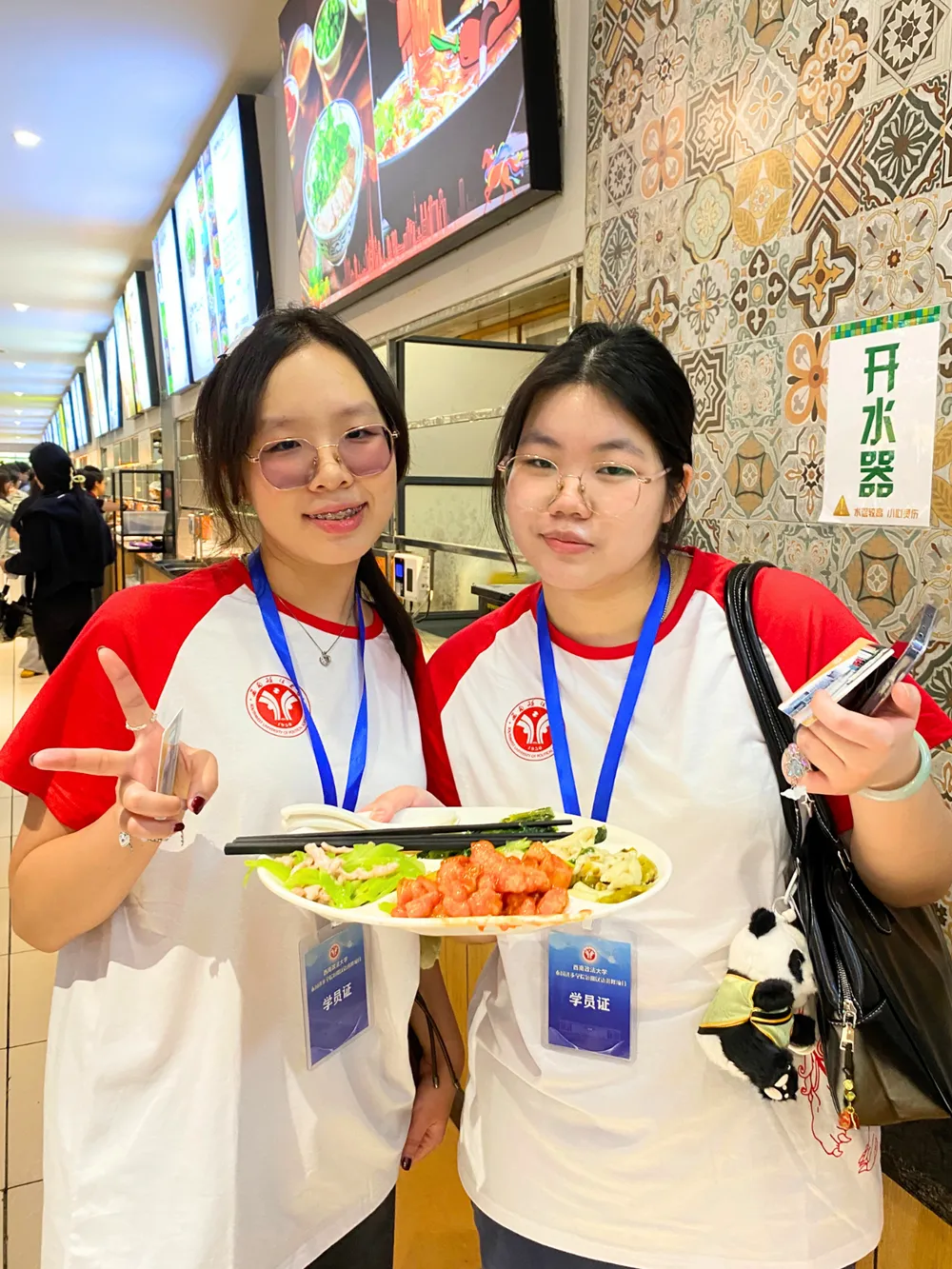 นักเรียน Jinbu รับประทานอาหารในโรงอาหารประเทศจีน