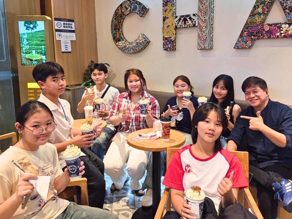นักเรียน Jinbu นั่งดื่มเครื่องดื่มร่วมกันในร้านกาแฟประเทศจีน