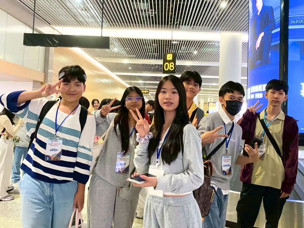 นักเรียน Jinbu ถ่ายภาพหมู่ที่สนามบินจีน ใกล้ป้าย Gate 08