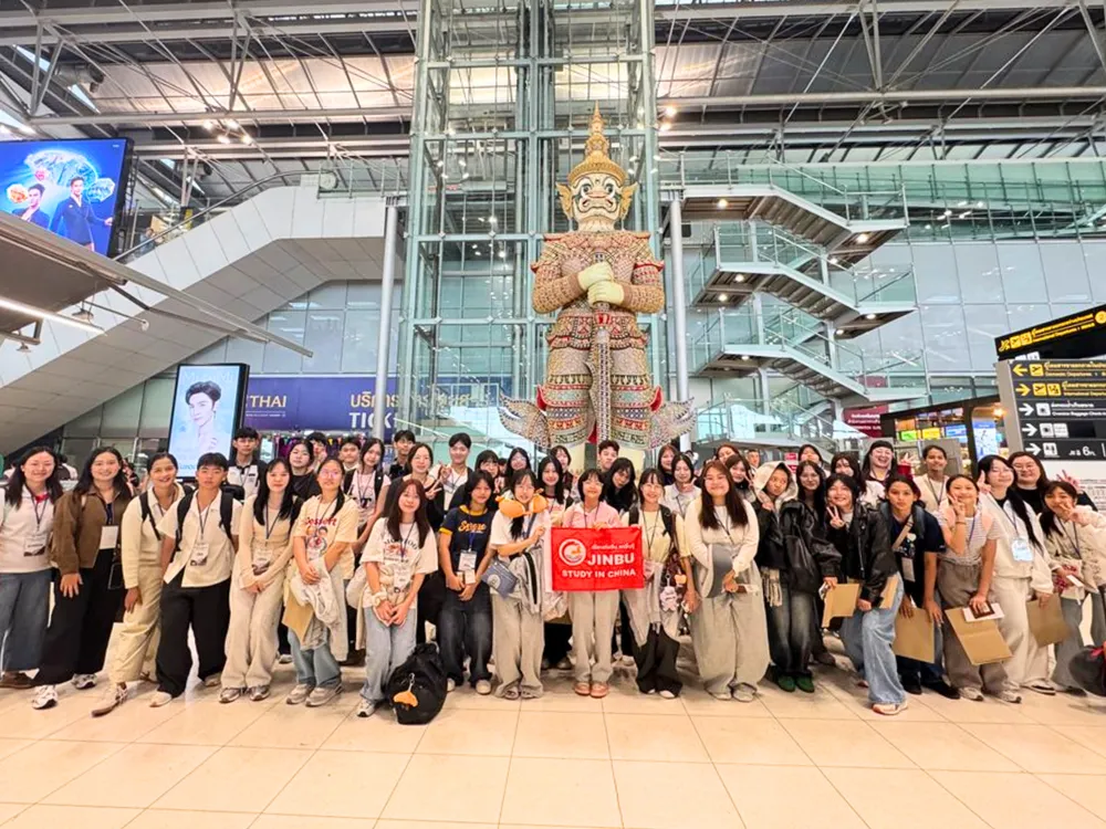 นักเรียน Jinbu ร่วมถ่ายภาพหมู่ที่สนามบินสุวรรณภูมิ พร้อมแบนเนอร์ Study in China