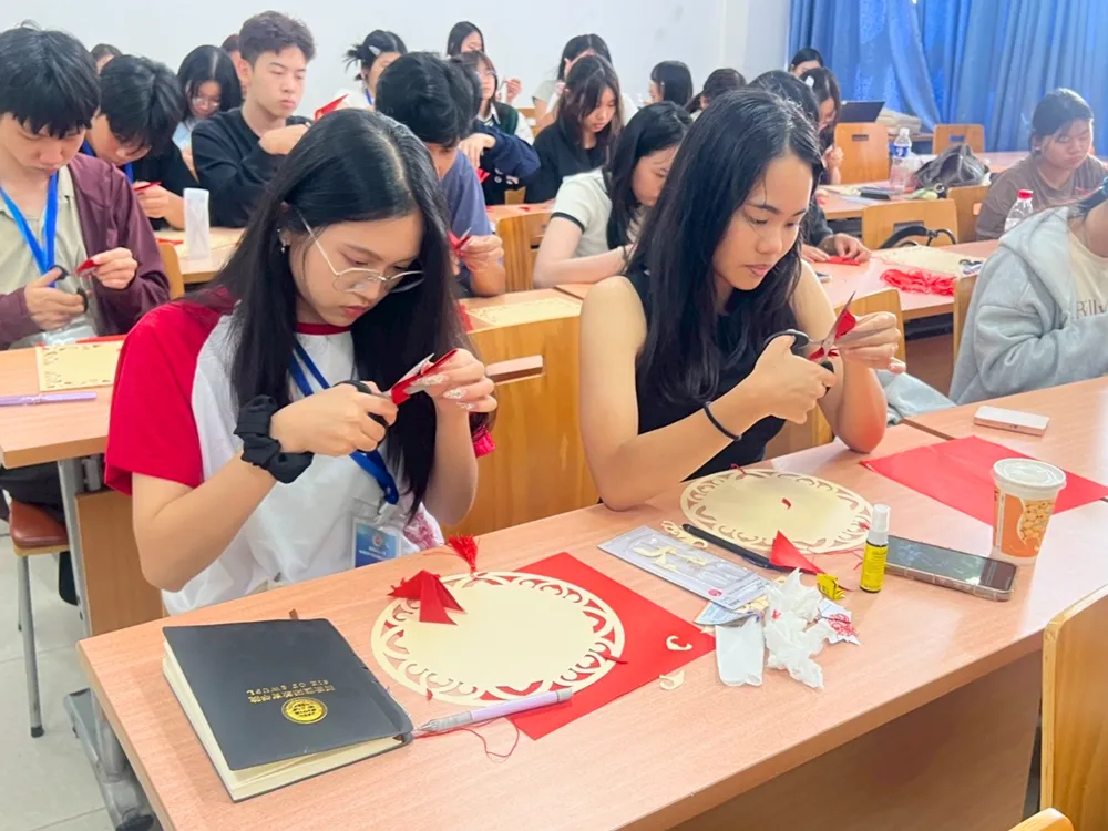 นักเรียน Jinbu ทำกิจกรรมศิลปะตัดกระดาษในห้องเรียนประเทศจีน