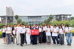 นักเรียนไทยถ่ายภาพหมู่หน้ามหาวิทยาลัยในจีน ถือประกาศนียบัตรและแบนเนอร์ Jinbu Study in China รอบมีนาคม–เมษายน 2569