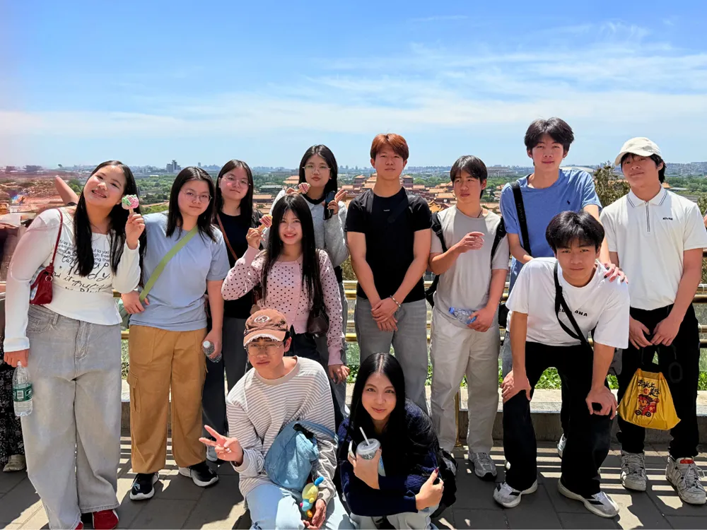 นักเรียนไทยถ่ายภาพกลุ่มบนระเบียงชมวิวเมืองจีน บรรยากาศสบาย ๆ รอบมีนาคม–เมษายน 2569