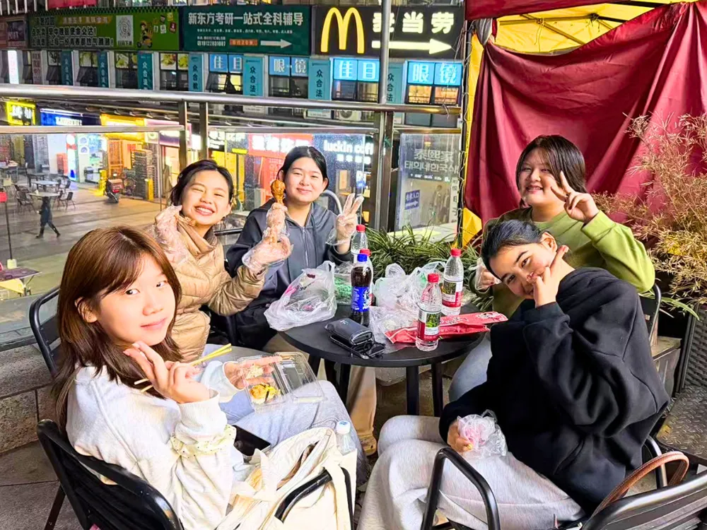 นักเรียนไทยรับประทานอาหารร่วมกันในร้านอาหารฟาสต์ฟู้ดจีน ระหว่างโครงการ Live & Learn in China รอบมีนาคม–เมษายน 2569