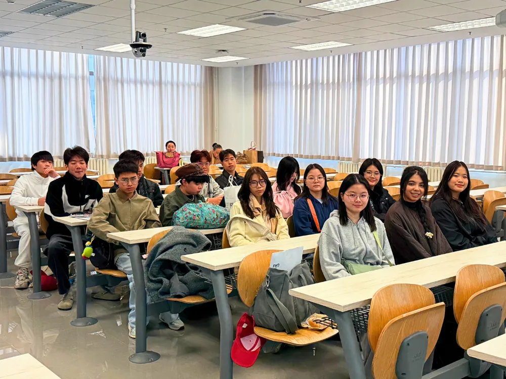 นักเรียนไทยเข้าชั้นเรียนภาษาจีนในมหาวิทยาลัยจีน ระหว่างโครงการ Live & Learn in China รอบมีนาคม–เมษายน 2569
