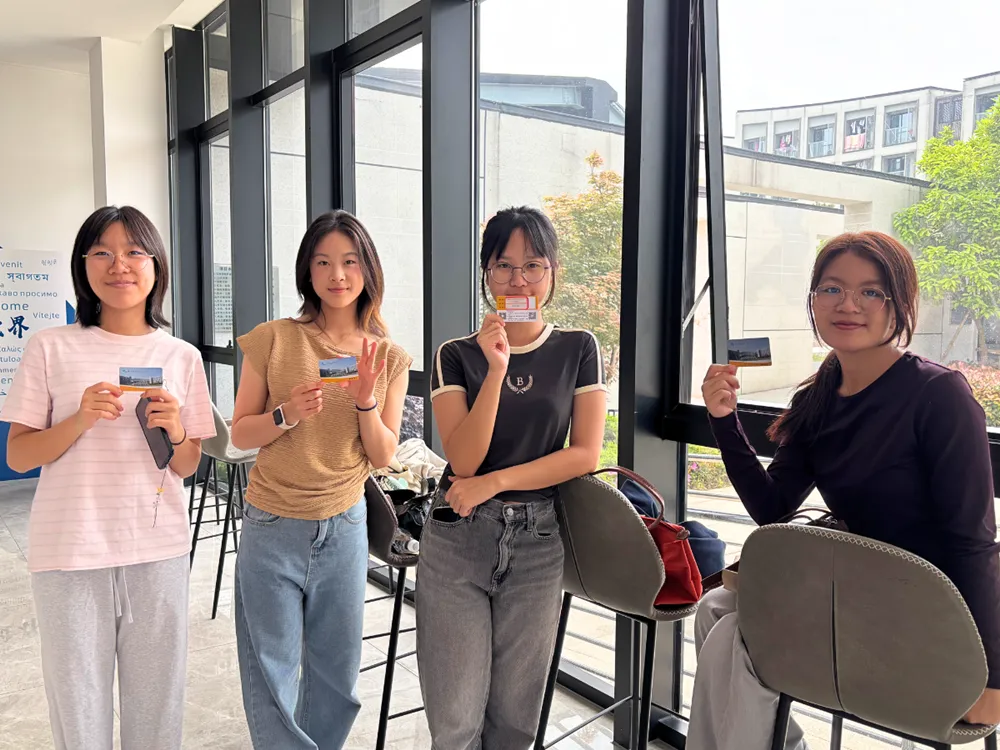 นักเรียนไทยถือบัตรแสดงตัวในพื้นที่พักผ่อนของมหาวิทยาลัยจีน ระหว่างโครงการ Live & Learn in China รอบมีนาคม–เมษายน 2569