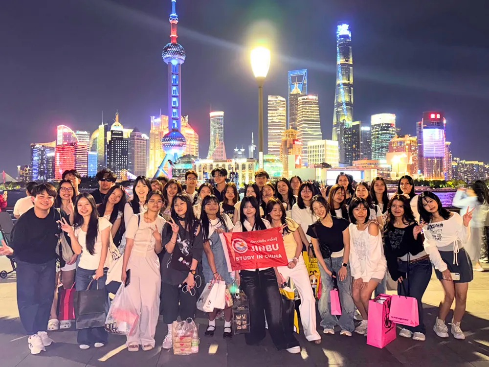 นักเรียนไทยถ่ายภาพหมู่ริมแม่น้ำที่เซี่ยงไฮ้ พร้อมแบนเนอร์ Jinbu Study in China รอบมีนาคม–เมษายน 2569