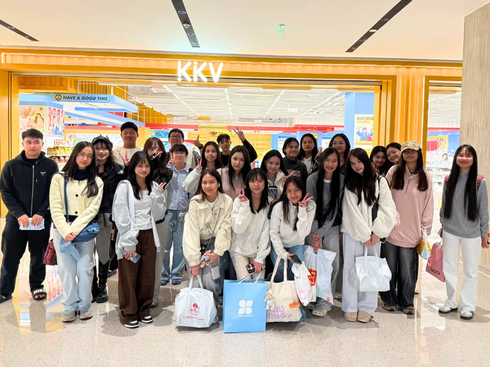 นักเรียนไทยถ่ายภาพหมู่ในห้างสรรพสินค้า KKV ระหว่างโครงการ Live & Learn in China รอบมีนาคม–เมษายน 2569