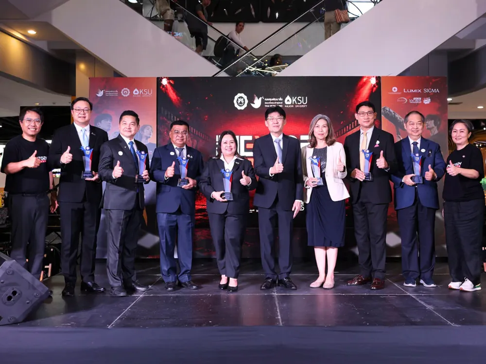ผู้ได้รับรางวัล TPQI Award 2025 ร่วมถ่ายภาพหมู่บนเวทีพร้อมโลโก้องค์กรและสปอนเซอร์