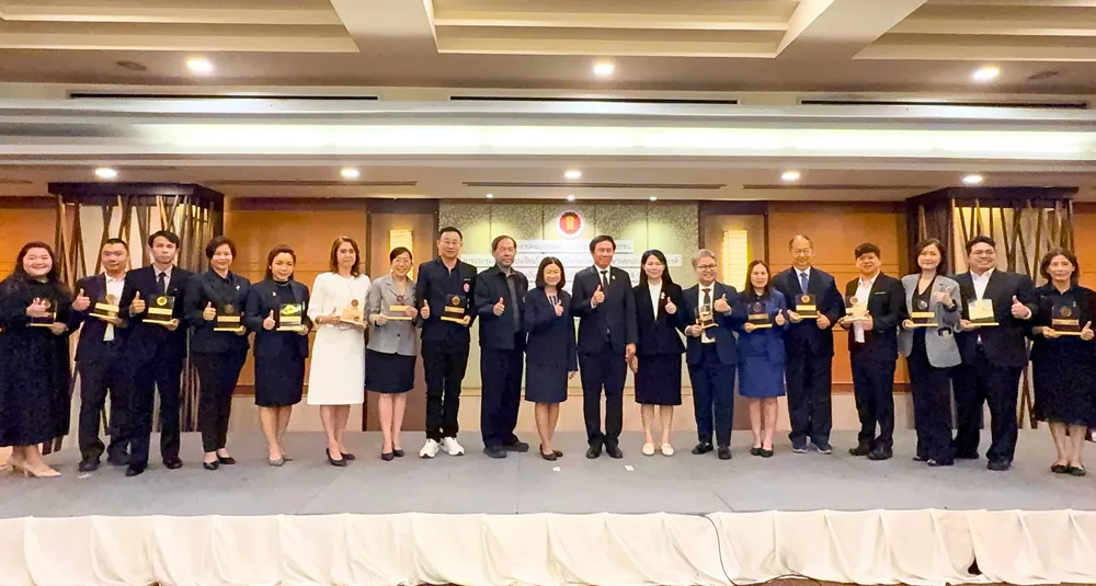 ผู้ได้รับรางวัล Best Practice ยืนบนเวทีถือโล่และเกียรติบัตรร่วมกันในบรรยากาศงานมอบรางวัล