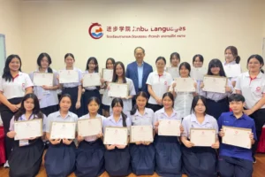 นักเรียนรับเกียรติบัตรจาก Jinbu One Day Camp สะท้อนความสำเร็จในการเรียนรู้ภาษาจีน