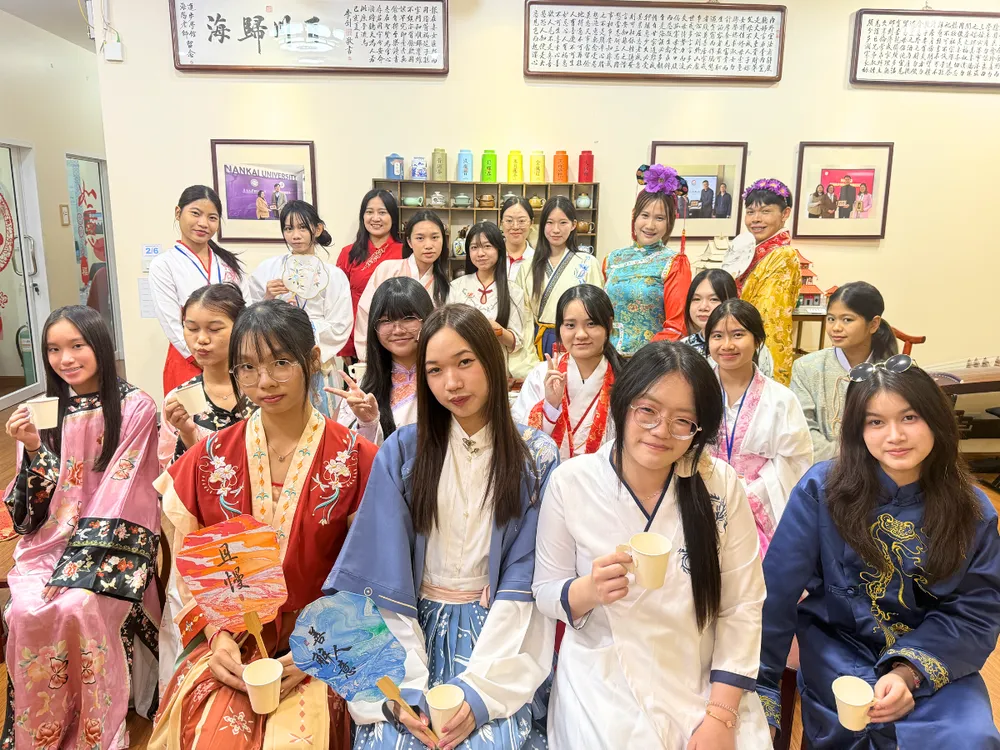 นักเรียนแต่งชุดจีนฮั่นฝูร่วมกิจกรรมวัฒนธรรมในค่าย One Day Camp Jinbu